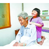 爷孙相依为命医护人员和病友热心相助