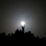 今日夏至：昼晷已云极，宵漏自此长