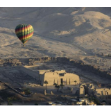 4名中国游客在埃及乘热气球被强风吹到沙漠，平安降落
