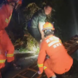 湘潭一驾驶员被卡身处险境 ，危急时刻消防员这样做……