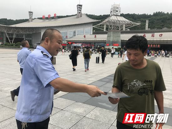 永定区：扫码关注  禁毒和反邪教宣传教育入民心