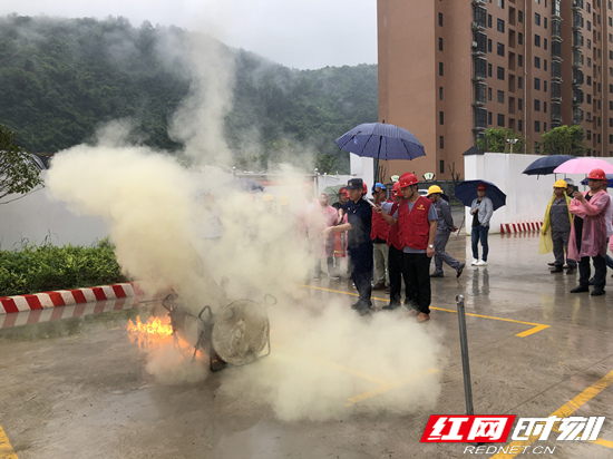 武陵源区百人大练兵 开展建筑施工消防安全应急演练