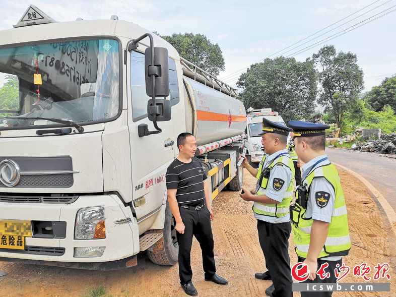 　　6月20日，长沙县行政执法四分局队员在 X056线黄花镇路段检查一辆成品油运输车。黄乐意 摄
