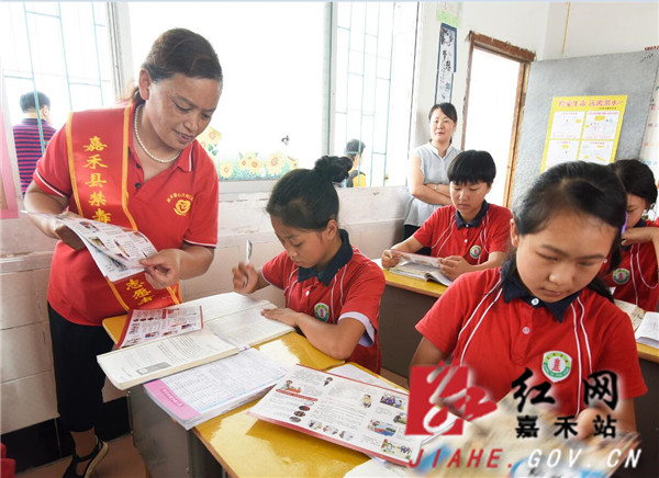 禁毒妈妈在东塔学校发放宣传手册_副本.jpg 禁毒妈妈在东塔学校发放宣传手册_副本.jpg