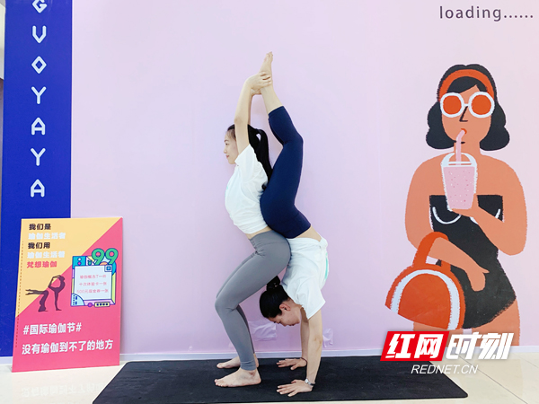 快闪！M6 米乐30多名瑜伽爱好者长沙卖场集体挑战最难瑜伽体式(图2)