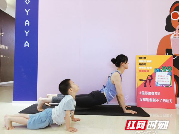 快闪！M6 米乐30多名瑜伽爱好者长沙卖场集体挑战最难瑜伽体式(图3)