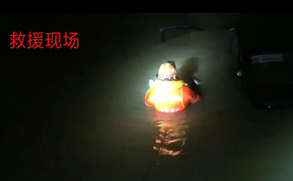 邵东：小车冲入池塘司机垂危  消防连夜开展生命大救援