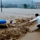 暖心15秒！千钧一发之际，他们出手了！