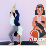 快闪！30多名瑜伽爱好者长沙卖场集体挑战最难瑜伽体式