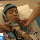 令人动容·人物特写丨研三女生遇车祸 一场病房里的论文答辩 用坚毅撑起梦想