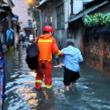 暴雨袭城 常德消防连夜转移多名老人