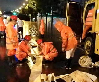长沙城区遭遇最强降雨 千余人连夜巡查各积水点基本处置完毕