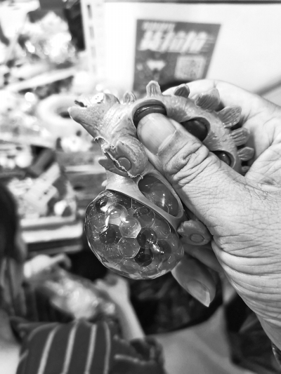 记者在市场上买到的“三无”减压玩具。 大河报 图