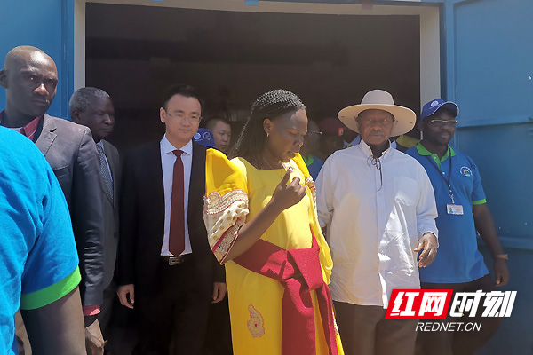 乌干达总统穆塞韦尼阁下（右）与乌干达副本.jpg