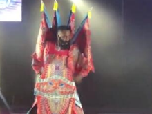 球星哈登现身北京学京剧