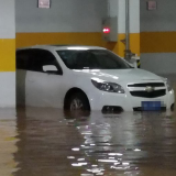 视频 | 长沙暴雨致部分小区车库被淹 车辆受损谁该担责？