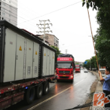 冷水滩：“交警”雨中双手撑起电缆线2小时保道路交通畅通
