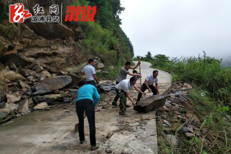 文明实践在溆浦｜三江镇：志愿者在行动  及时清理落石隐患保障道路畅通 