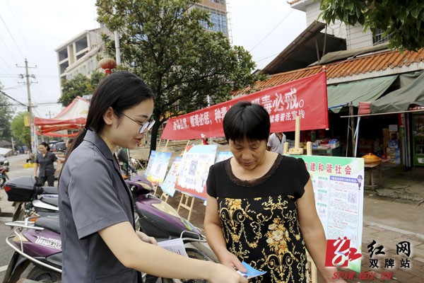 向来往群众发放资料0.jpg