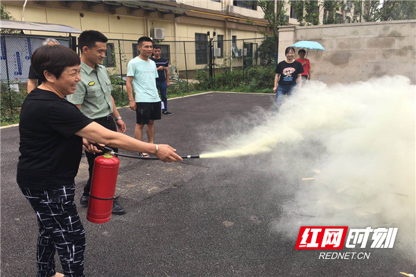 村民现场演习灭火.jpg 村民现场演习灭火.jpg