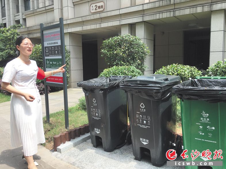 　　八方社区党委书记喻双平介绍每个楼栋下的垃圾分类点，包括2个干垃圾桶、1个湿垃圾桶以及分类知识指示牌。长沙晚报全媒体记者 洪虹 摄