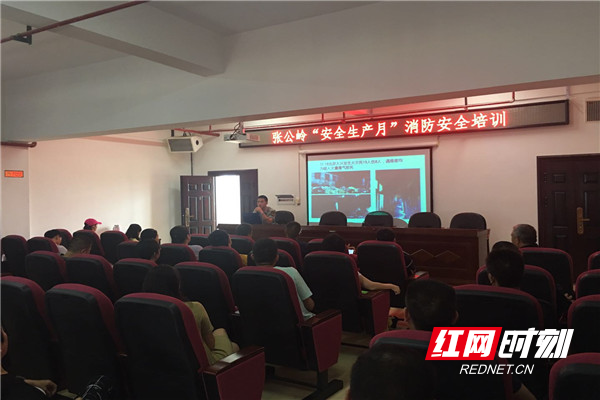 刘教官讲解火灾事例.jpg 刘教官讲解火灾事例.jpg