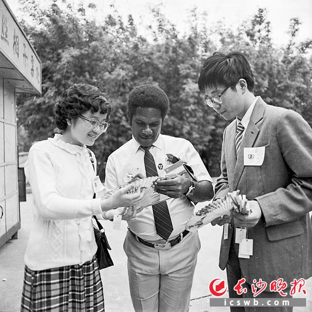 1985年5月21日，青年朋友一起参观省博物馆、展览馆，以及清水塘、湖南第一师范等地，并进行交流。