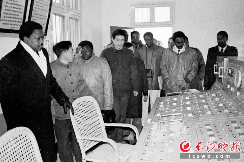 1985年1月10日，来自刚果布拉柴维尔市的友好代表团来到长沙进行访问。他们参观了建湘瓷厂、长沙县湘绣厂等处。1982年8月9日，长沙与布拉柴维尔市缔结友好城市。