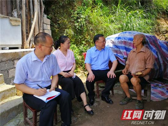 李传荣到人潮溪镇调研指导脱贫攻坚工作