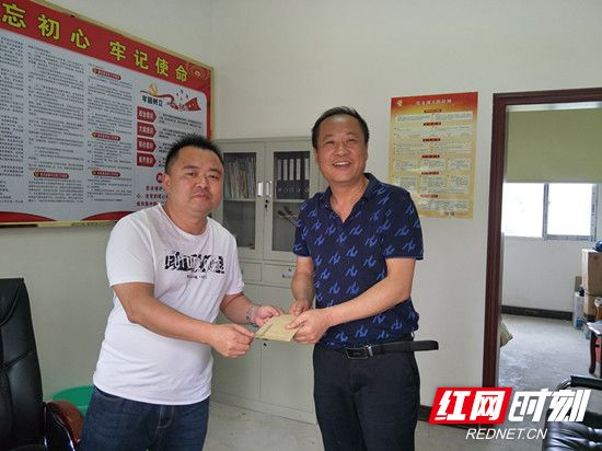 慈利县城西中学：“七一”慰问困难党员 组织关怀暖人心