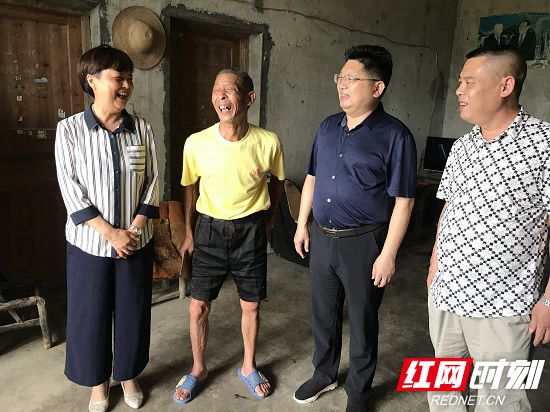 吴清英深入东岳观镇走访慰问困难党员和留守儿童