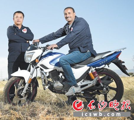 长沙县的曹军汉和他的车间主任Tilahun Meles骑着他们造的摩托车，Tilahun Meles最初是曹军汉的司机，可靠且热爱学习的他赢得了曹军汉的信任。