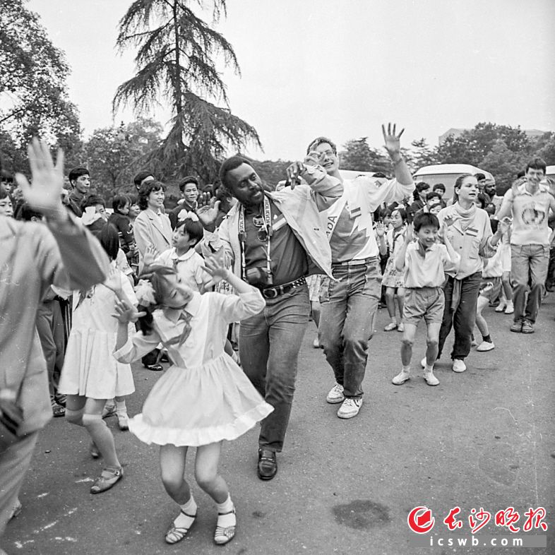 1985年5月19日，在青少年宫的欢迎仪式上，不论肤色和国籍，他们和前来迎接的长沙青年一起欢快地跳起了舞。