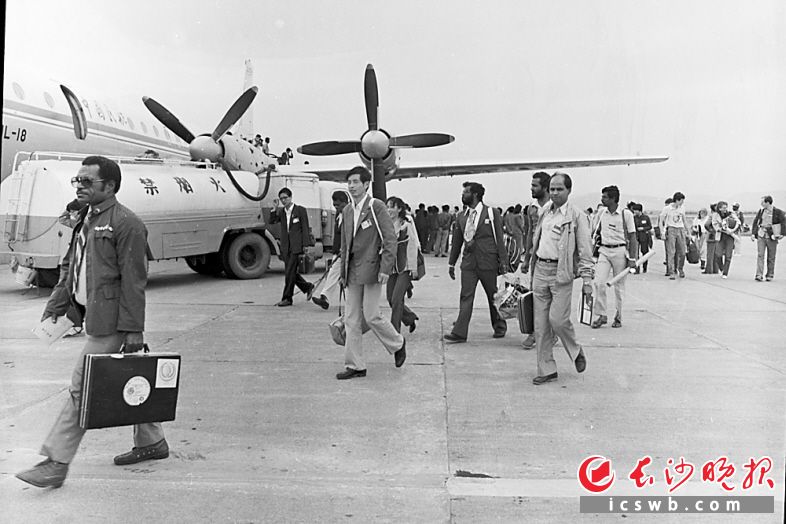 1985年5月19日中午，十多个国家、地区、国际青年组织的六十九位青年朋友飞抵长沙机场。
