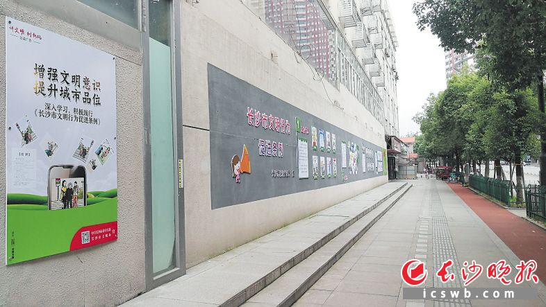 　　5月起施行的《长沙市文明行为促进条例》，通过各种生动的载体，在长沙大街小巷掀起一股争做文明市民的新风。