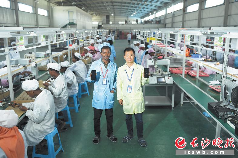 　　来自湖南衡阳的谭伟三年来在埃塞员工Tede的帮助下，管理着这个拥有150人的手机工厂，每天可生产智能手机1500台、功能机3000台。