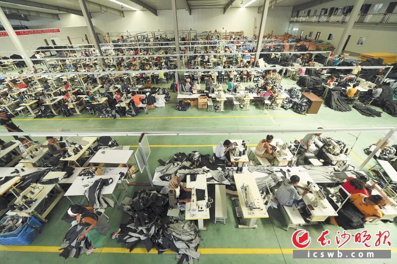 2018年10月29日，在埃塞东方工业园利达（埃塞）纺织服装有限公司牛仔裤生产车间里，工人们正在忙碌地进行生产。这个由湖南益阳人萧锋创立的工厂，是非洲目前最大的牛仔裤工厂。