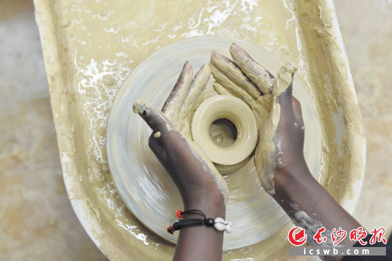 2019年3月30日，非洲青年代表在铜官古街上的陶艺所体验手工拉坯。
