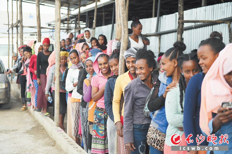2018年10月31日，埃塞俄比亚首都郊区阿商美达工业园，开平服饰厂前坪上工人正在排队下班。