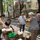 环保“代言人”宣传垃圾分类 居民笑颜领“礼物” 