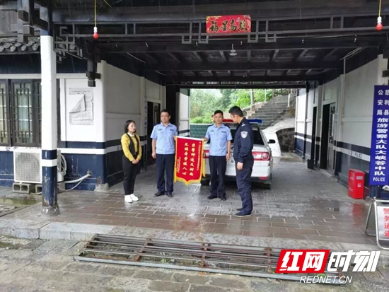 【警视窗】慈利县：历经5个小时搜寻，民警在路边草丛中发现了她