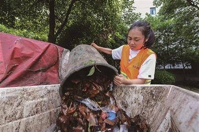 湖南女孩高考后跟母亲一起当环卫工：妈妈太辛苦