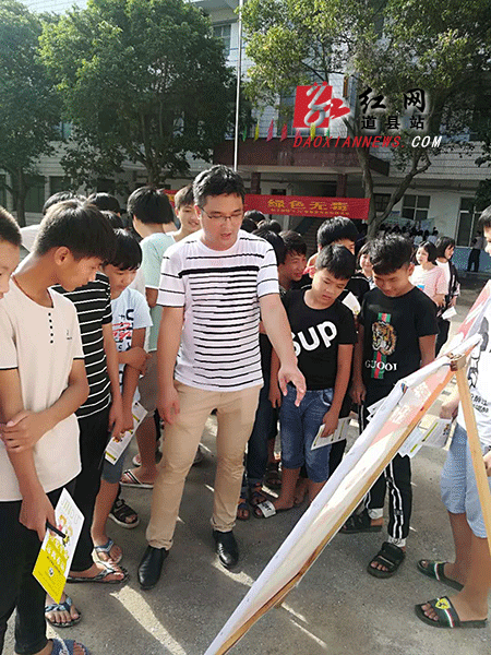 现场为孩子们宣讲禁毒知识.gif