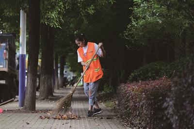 湖南女孩高考后跟母亲一起当环卫工：妈妈太辛苦