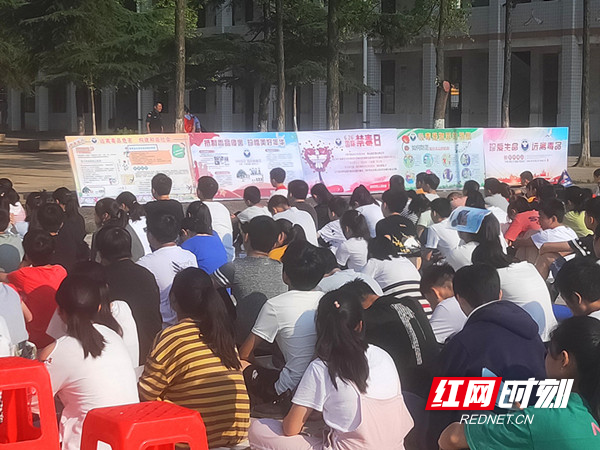 陈家嘴镇人民政府在陈家嘴中学隆重举行“6.26”禁毒宣传进校园主题活动_副本.jpg