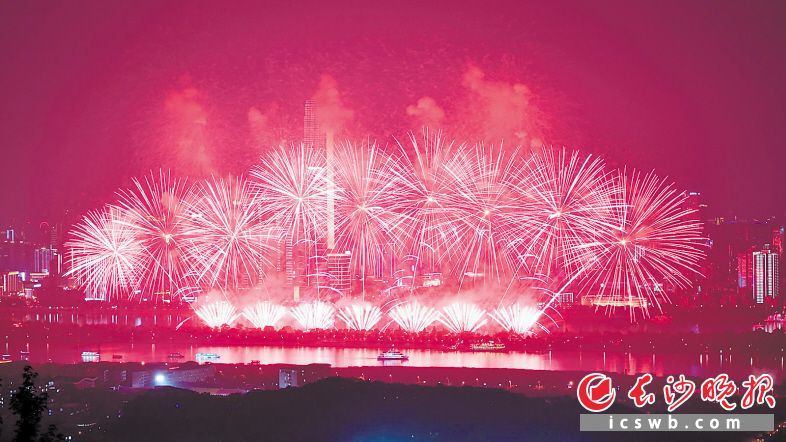 　　6月26日晚，以“结伴同行·筑梦未来”为主题的橘子洲烟花秀举行。长沙晚报全媒体记者 王志伟 邹麟 摄影报道