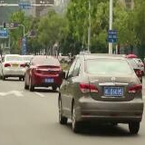 交警发布丨湘潭一男子频繁变换车牌营运假的士  被抓后跪地求饶