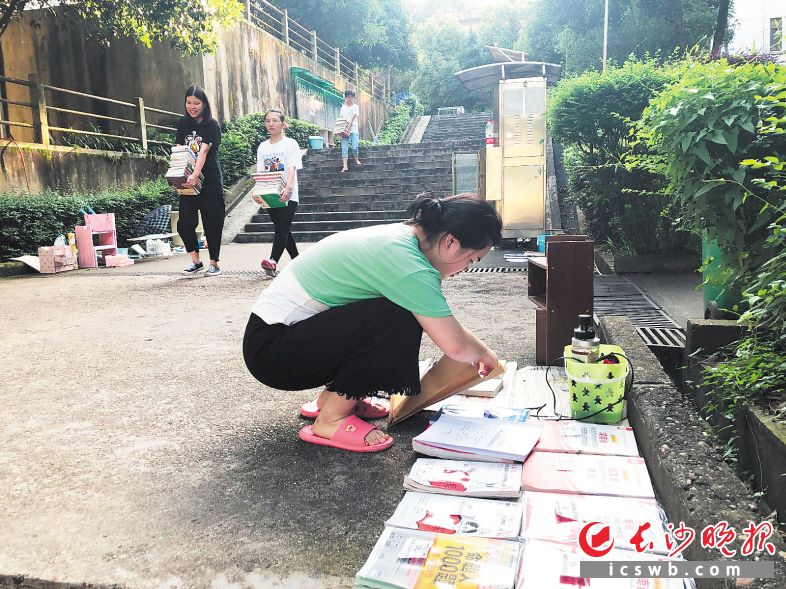 在高校跳蚤市场,毕业生将二手书籍等物品拿出来摆摊,价格低廉,只为卖给有需求的人。长沙晚报全媒体记者 刘琼萍 摄