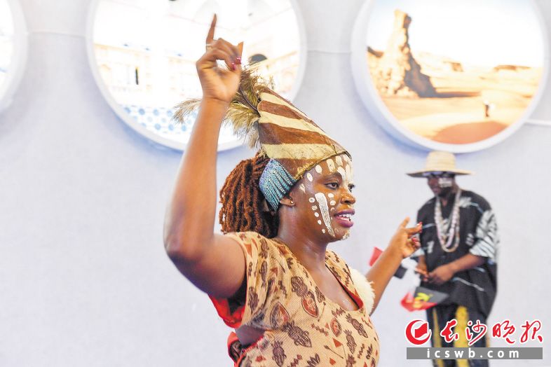 　　非洲表演者的本色演出给长沙观众带来了浓郁的异域风情。