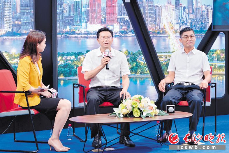 长沙公共资源交易中心主任黄锋（中）做客长沙晚报融媒体中央厨房，畅谈如何把优化营商环境落到实处。长沙晚报全媒体记者 邹麟 摄
